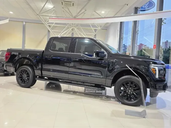 Ford F-150 Lariat Black 4X4 5.0 V8 2025