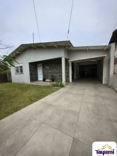 Residência Impecável à Venda em Santa Cruz do Sul-RS, Bairro Várzea: 3 Quartos, 2 Salas, 2