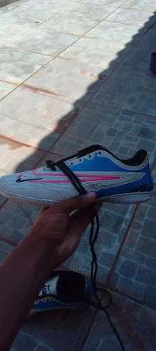 Nike Phantom GX Club Society nas cores branco, azul báltico e rosa, tamanho 40 BR