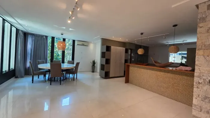 PONTA NEGRA. COND. JARDIM EUROPA, CASA TERREA COM 4 QUARTOS SENDO 2 SUITES, PISCINA E 4 VA