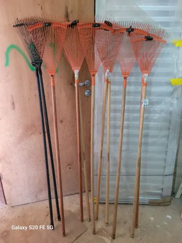 VASSOURA ANCINHO JARDIM REGULAVEL 22 DENTES TRAMONTINA EM AÇO COM CABO DE 1,20 m