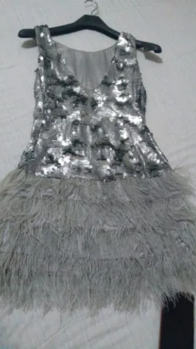 Lindo vestido de festa paetê e pluma