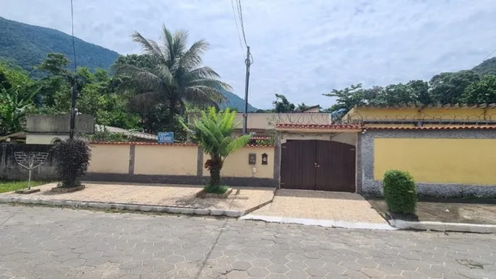 CASA COM PISCINA A VENDA EM MURIQUI