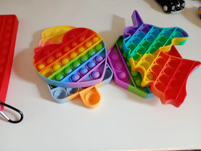 Brinquedos de apertar fazer barulho 