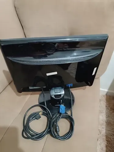 Monitor Samsung VGA 21 polegadas com "detalhe" conforme foto