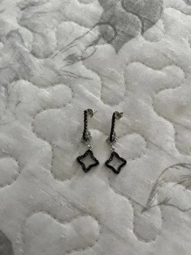 Brincos semi joia Monte Carlo pedras pretas ( 3,5 cm)
