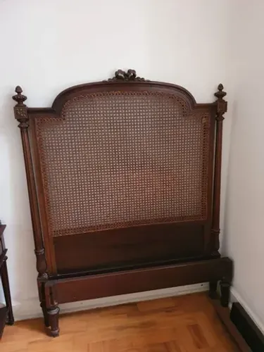 Cama de solteiro antiga estilo inglesa.