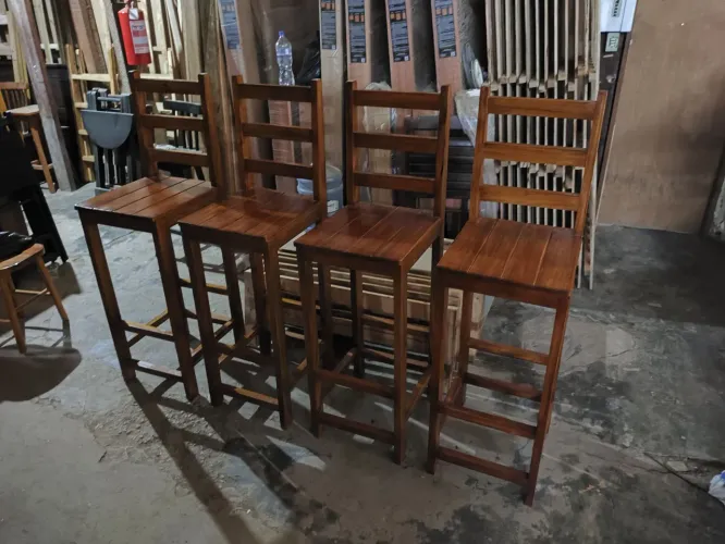 Banco alto com recosto de madeira maciça