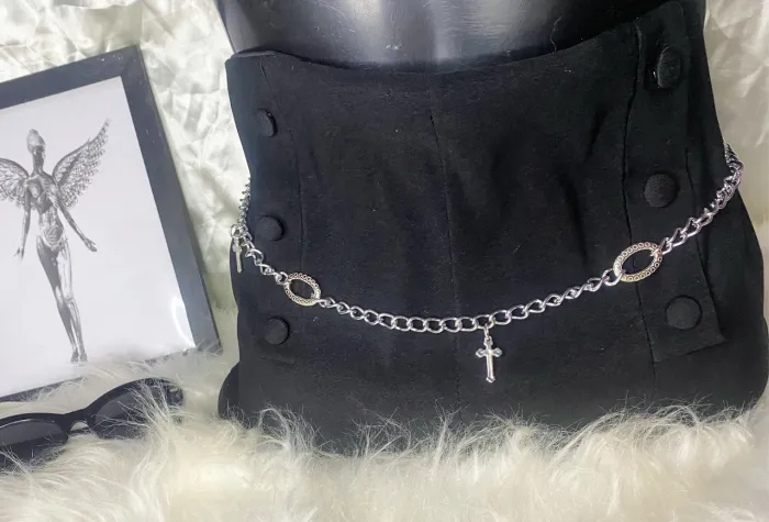 Cinto de corrente prateado com detalhes