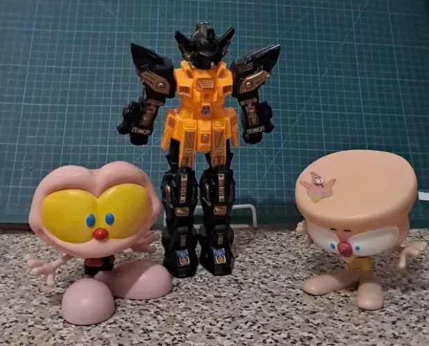 02 Bonecos cabeçudos e pesudos   e 1 Boneco robô articulável  plástico 