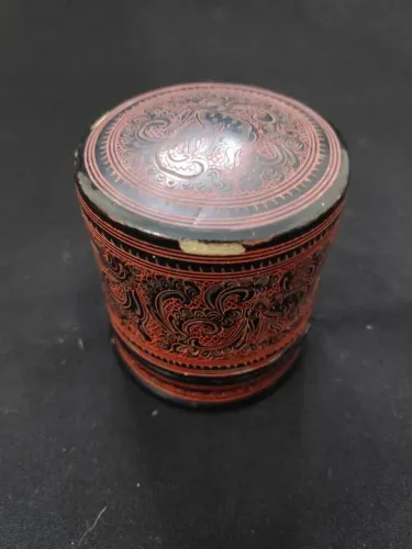 Antigo burmese laqueado, Garrafa de bebida e pilão de porcelana branca