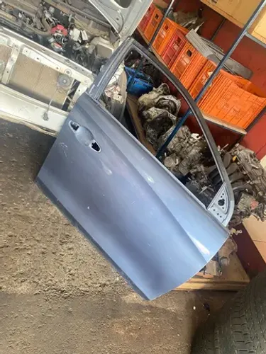 Porta dianteira direita Toyota Yaris