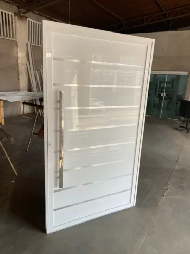 Porta de Alumínio Branca com Detalhes em Aço Inox