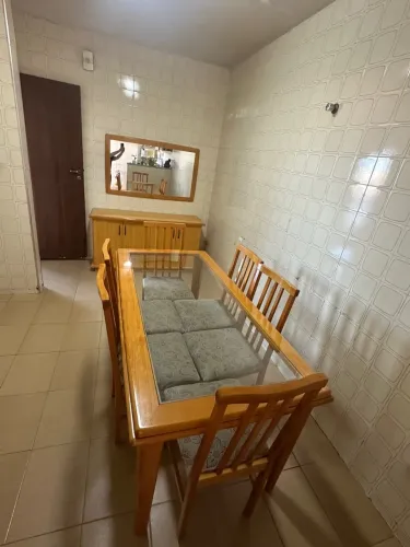 Mesa de jantar com 6 cadeiras, buffet e espelho 