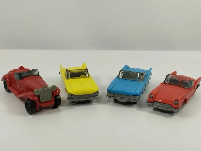 Carros antigos em miniatura KinderOvo - 4 peças