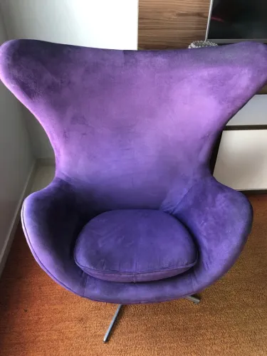 Poltrona Egg em Veludo Roxo
