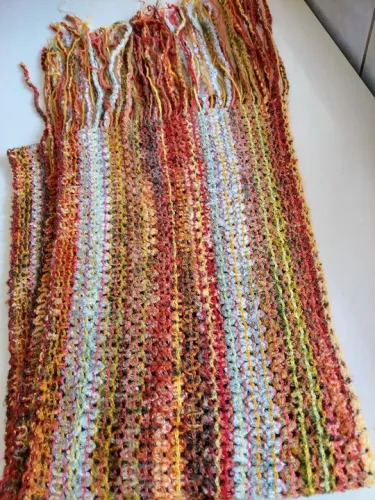 Cachecol em crochê multicolorido