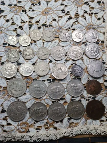 Coleção diversas moedas antigas.