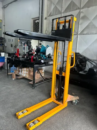 Empilhadeira Manual Menegotti 1.0 Ton transpaleteira
