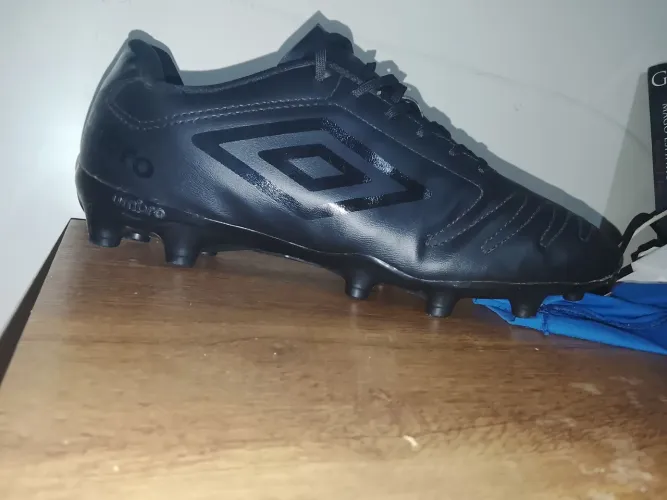 Chuteira umbro preta de cravo 