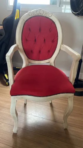 Poltrona provençal branca com estofado vermelho