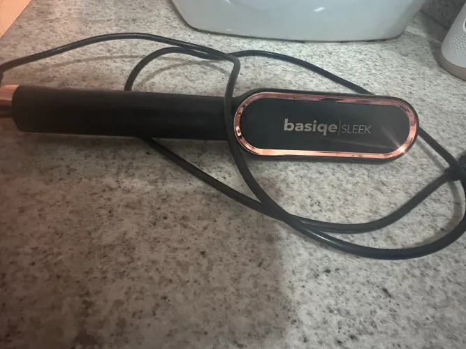 escova alisadora de cabelo, especificamente o modelo Basiqe Sleek. 