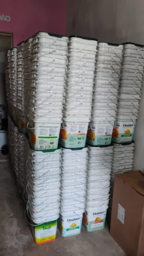 Balde quadrado de 15kg, sujo de óleo de palma. Valor: 3,50 reais cada.  