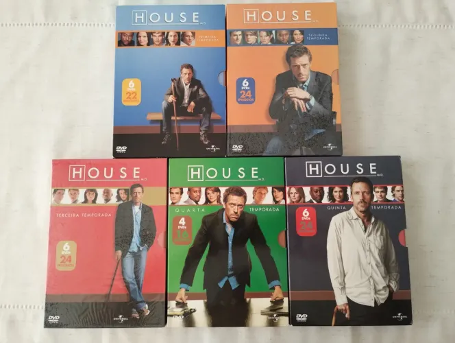 Box das cinco primeiras temporadas da série House 