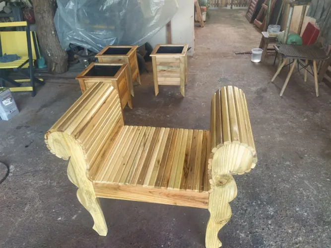 Banco de Madeira Artesanal com Design Exclusivo