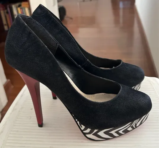 Scarpin Preto com Salto Vermelho e Plataforma Zebra