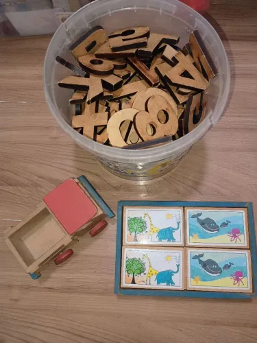 Kit pedagógico MDF grande 125 pecas (números e letras), jogo da memória e caminhão)
