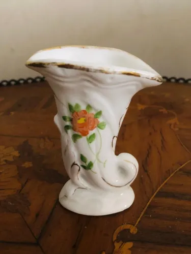 Antigo mini vaso em porcelana