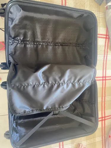 Mala de viagem preta espaçosa