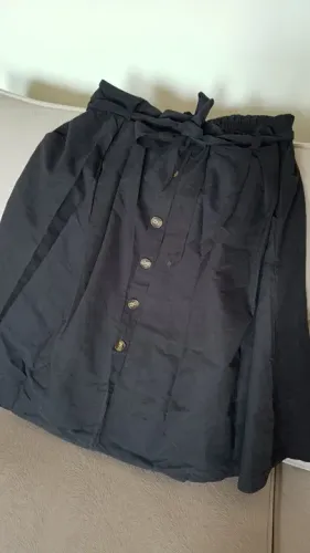 Saia Midi rodada, com bolsos, preta