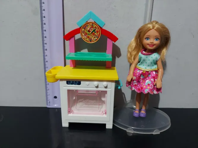 Boneca Chelsea com Cozinha de Brinquedo