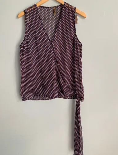 Blusa de tecido fino e transparente 