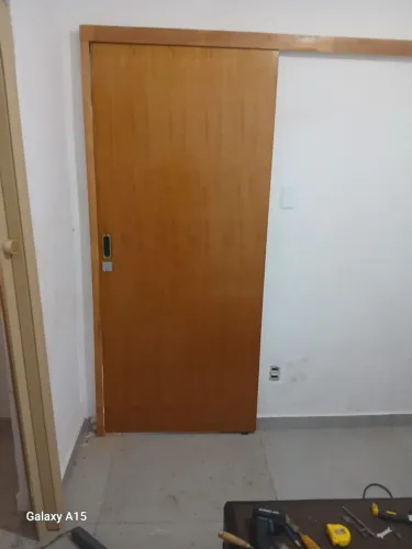 Instalação de porta de correr 