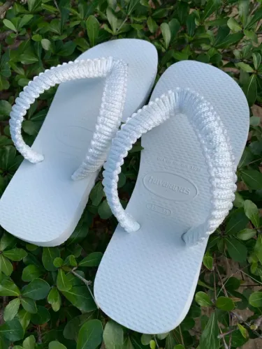 Havaianas brancas com tiras trançadas