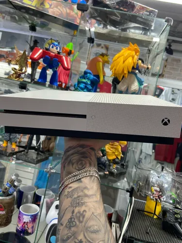 Xbox one + 1 jogo ( Loja física )