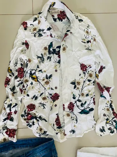 Calças tam 44 e 46 com elastano e camisa floral G