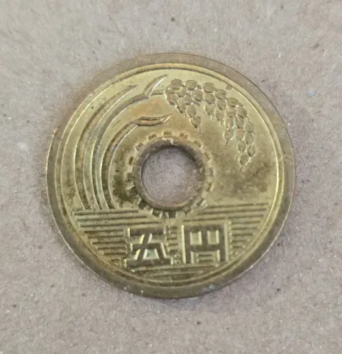 Moeda de 5 Ienes (Yen) do Japão - Tradicional e simbólica