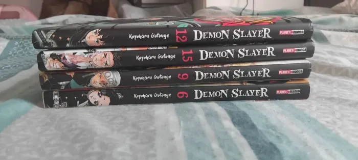 Mangás Demon Slayer - Volumes 6, 9, 12 e 15 (Ótimo estado)