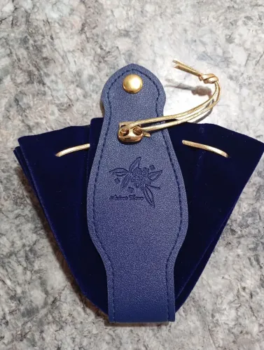 Saquinho com cordão e com detalhe em couro.