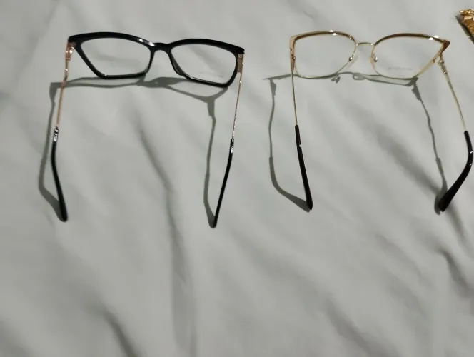 Vendo lindas armações de óculos  e relógios 