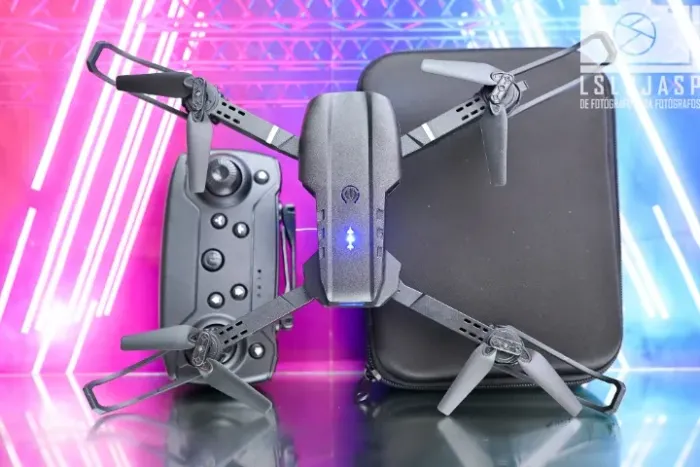 Drone E88 Pro com 2 câmeras, LED, Case e Acessórios