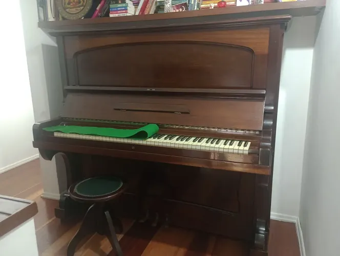 Piano com história!