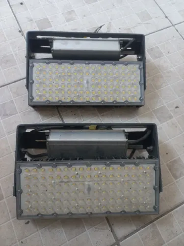 Refletor LED 2x150W - Iluminação potente 
