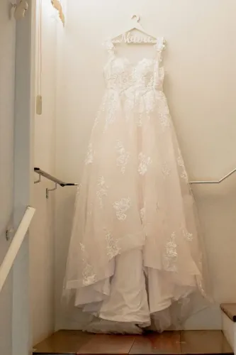 Vestido de noiva com véu