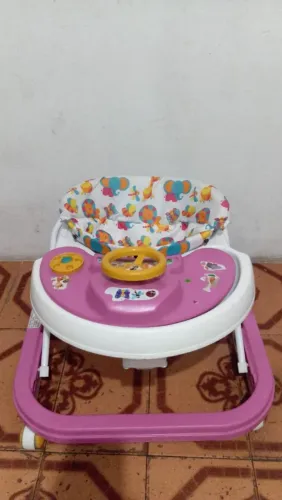 Vendo carrinho e andadeira em ótimo estado pra sair logo, pois estou de mudança 