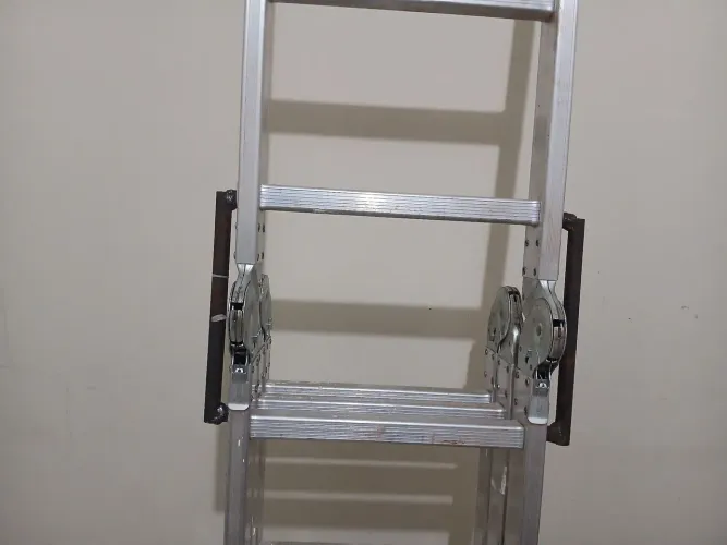 Escada extensiva articulada com reforço
